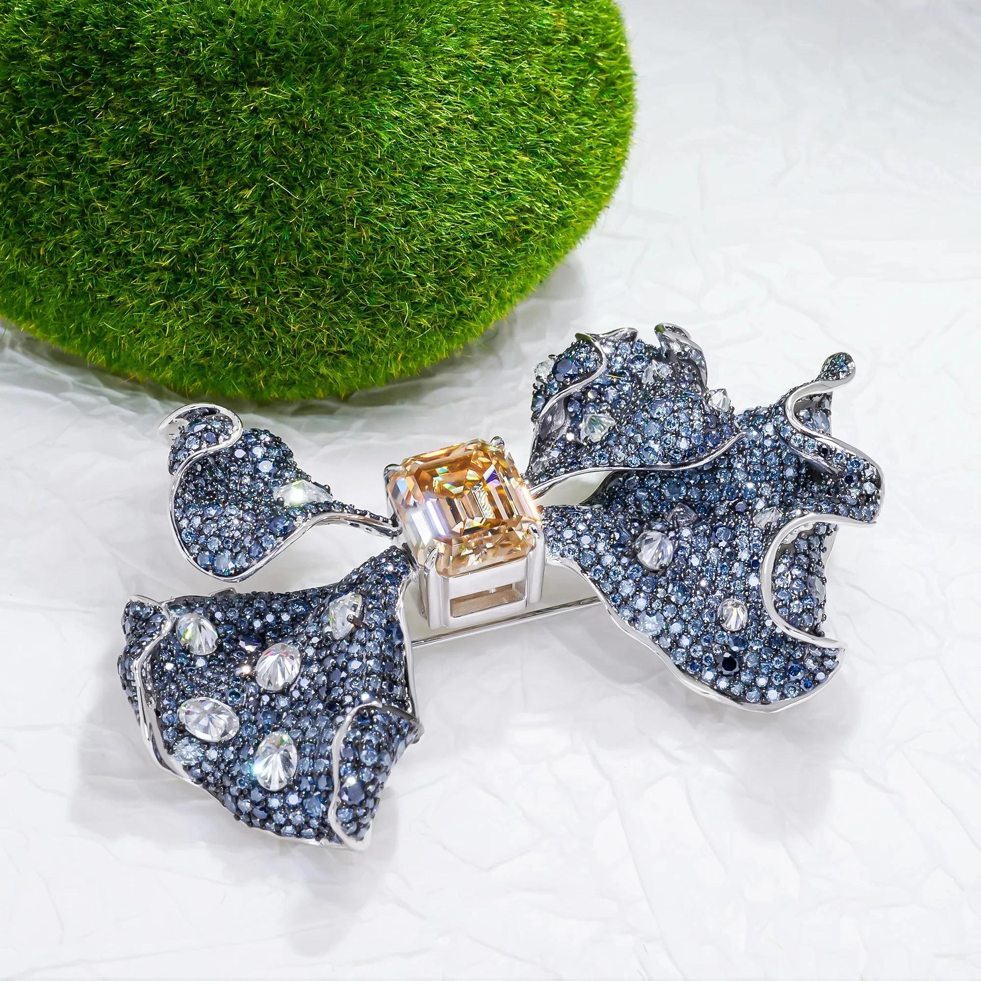 18K WHITE GOLD PLATED MOISSANITE BOW TIE BROOCH IN STERLING SILVER - Image 3