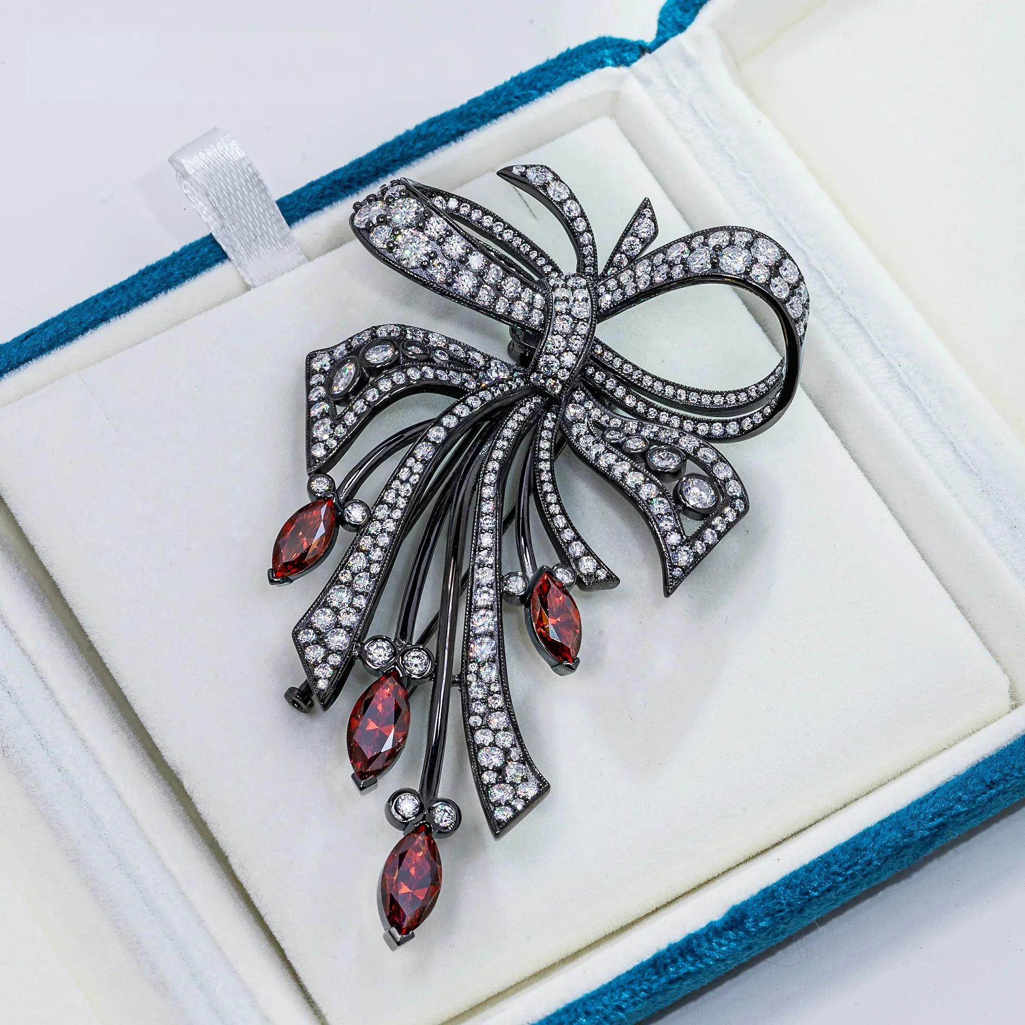 18K WHITE GOLD PLATED MOISSANITE CRIMSON ELEGANCE BOW BROOCH IN STERLING SILVER - Image 3
