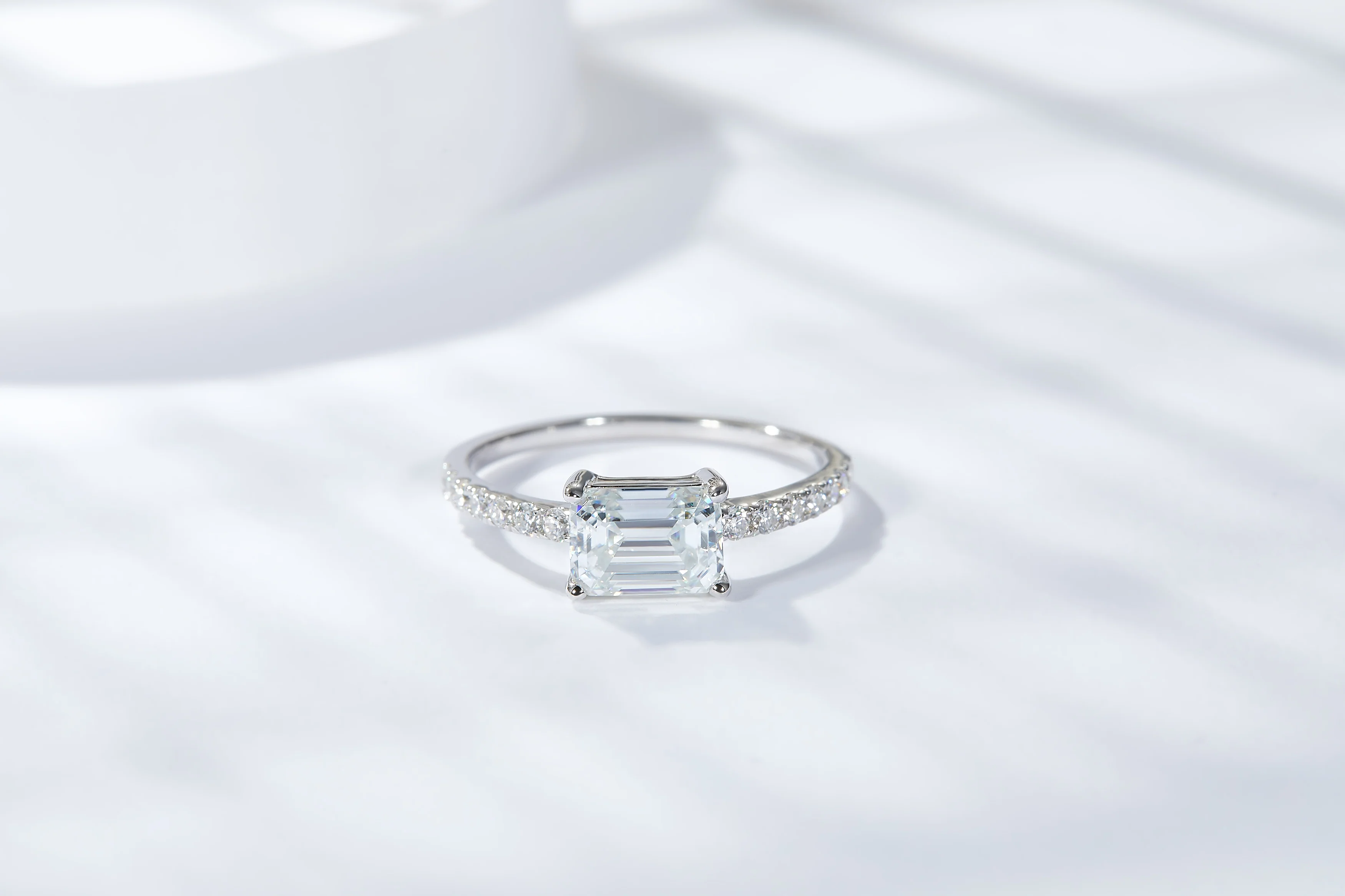 1CT MOISSANITE DIAMOND EMERALD CUT IN STERLING SILVER - Image 3