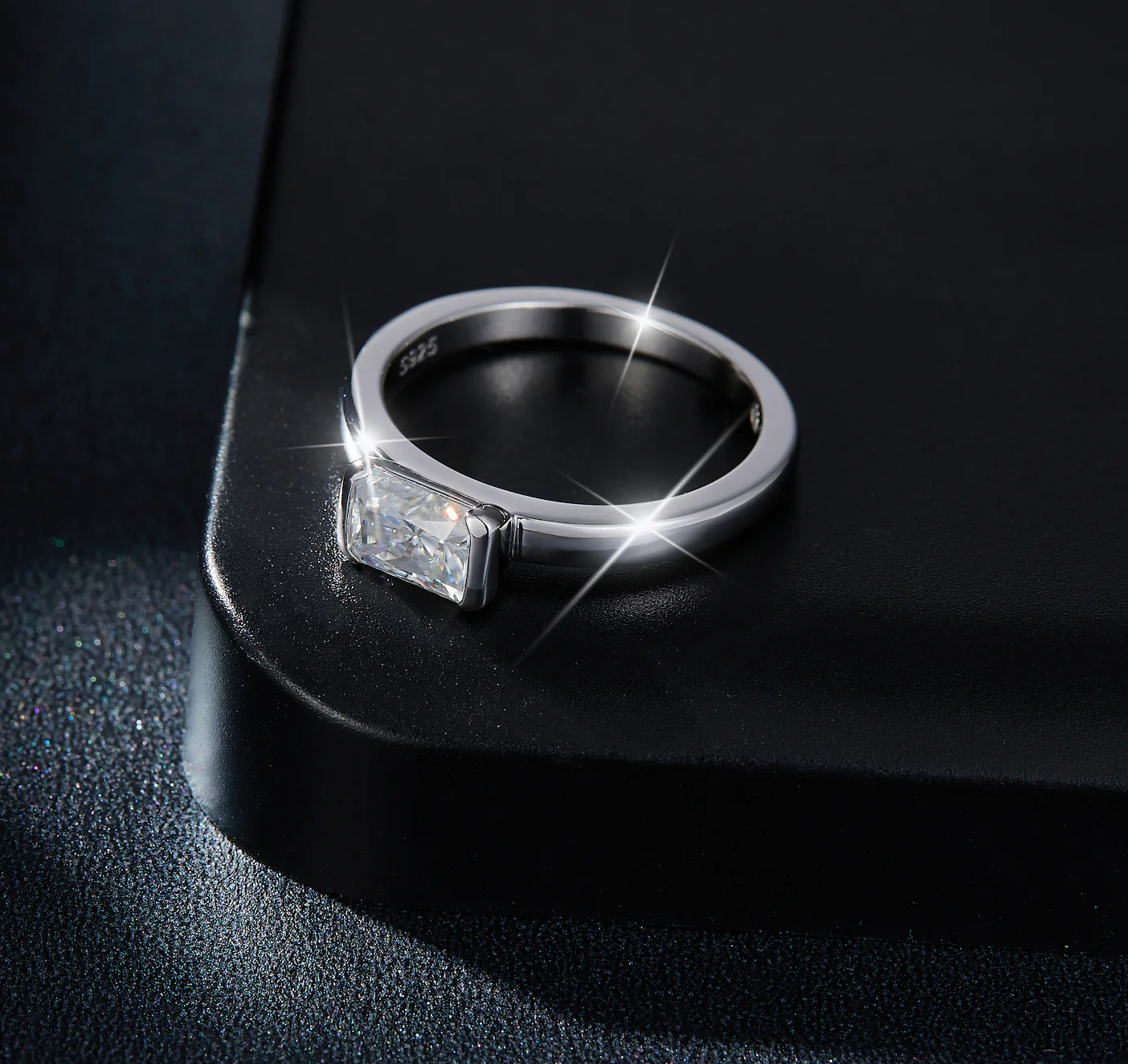 IE00206 1CT RADIANT CUT MOISSANITE RING IN STERLING SILVER - Image 3