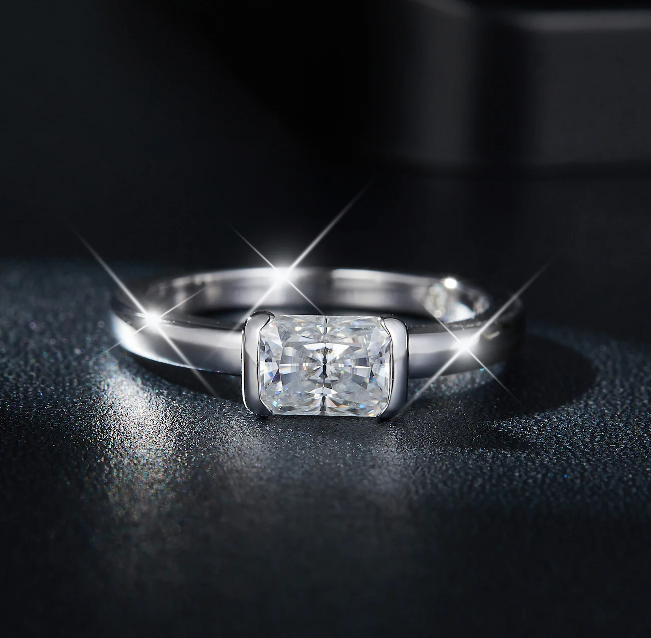 IE00206 1CT RADIANT CUT MOISSANITE RING IN STERLING SILVER - Image 4