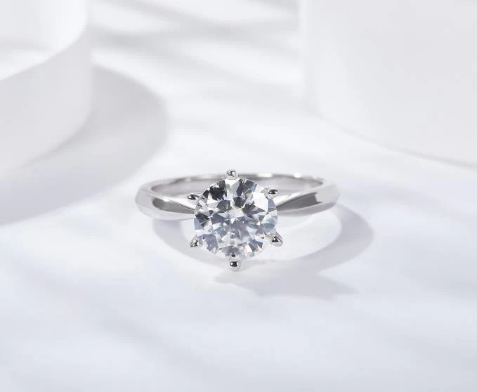 IE00199 1CT ROUND CUT MOISSANITE RING IN STERLING SILVER - Image 2