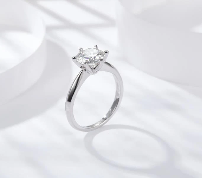IE00199 1CT ROUND CUT MOISSANITE RING IN STERLING SILVER - Image 3