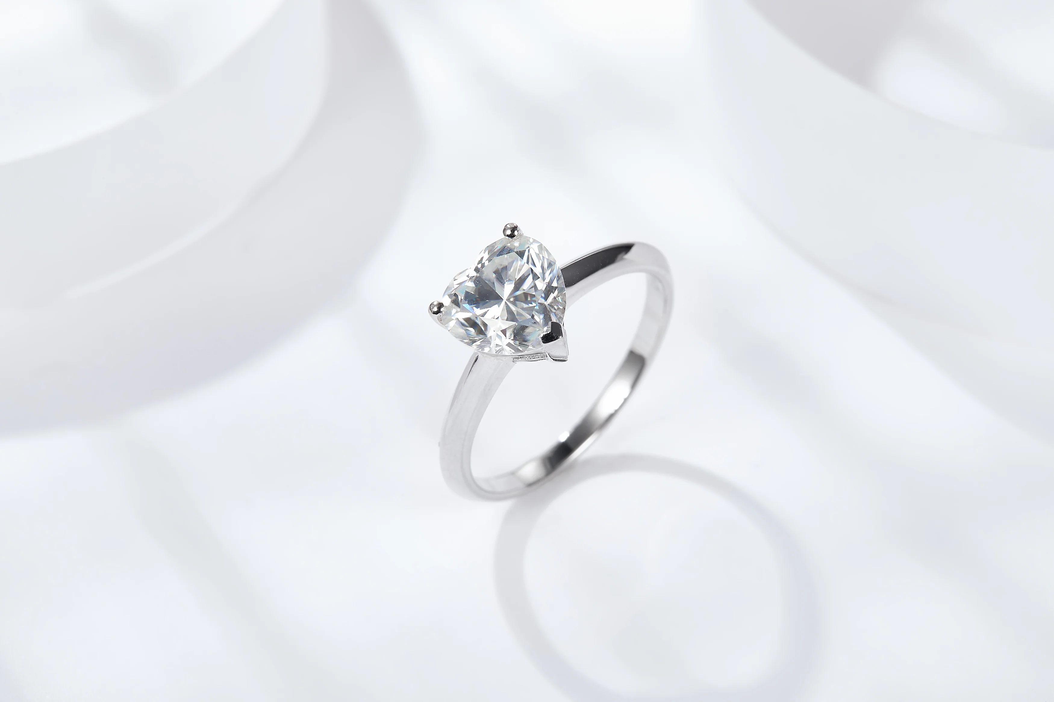 IE1046 2CT HEART CUT MOISSANITE RING IN STERLING SILVER - Image 3