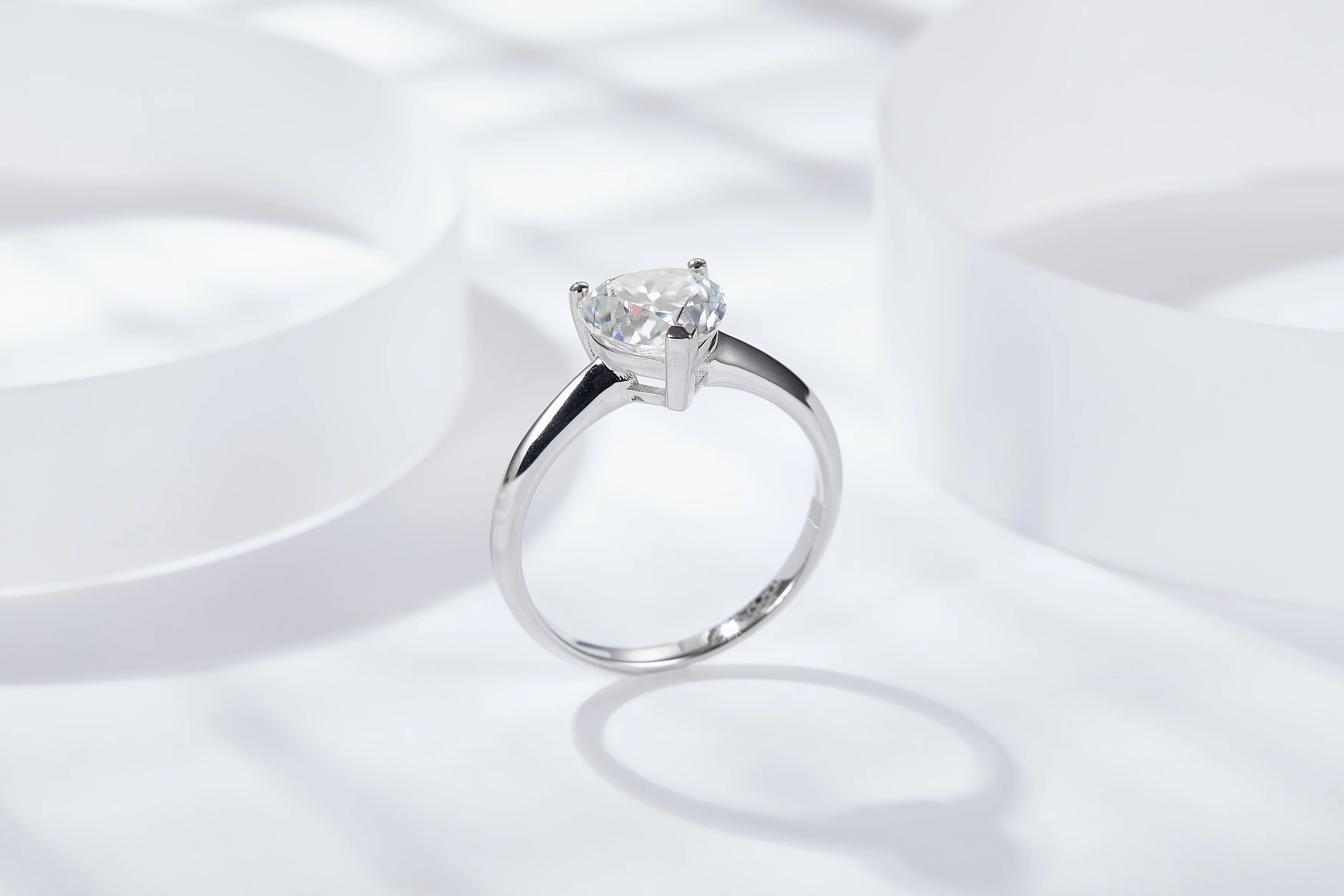 IE1046 2CT HEART CUT MOISSANITE RING IN STERLING SILVER - Image 4