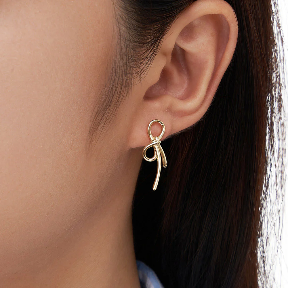 BOW TIE RIBBON STUD EARRING IN STERLING SILVER - Image 2