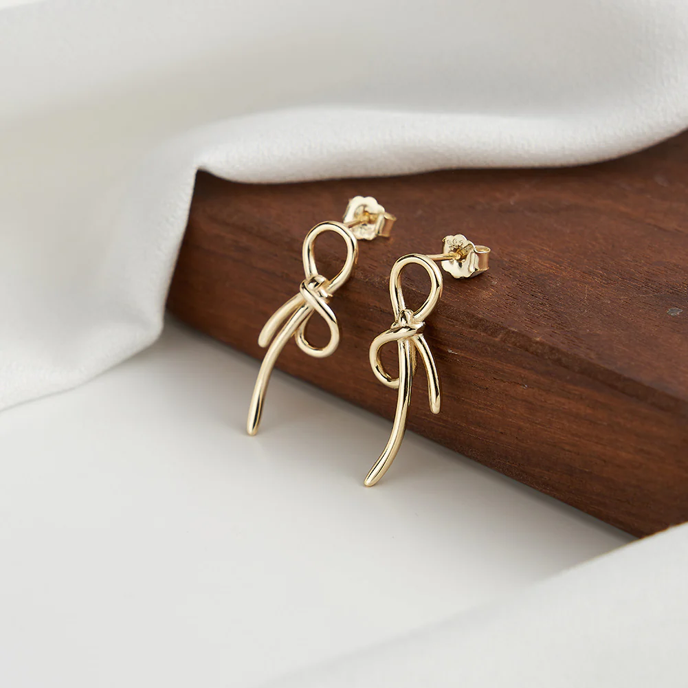 BOW TIE RIBBON STUD EARRING IN STERLING SILVER - Image 3
