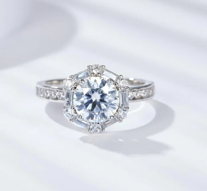 IE00199 1CT ROUND HEXAGON MOISSANITE RING IN STERLING SILVER - Image 2