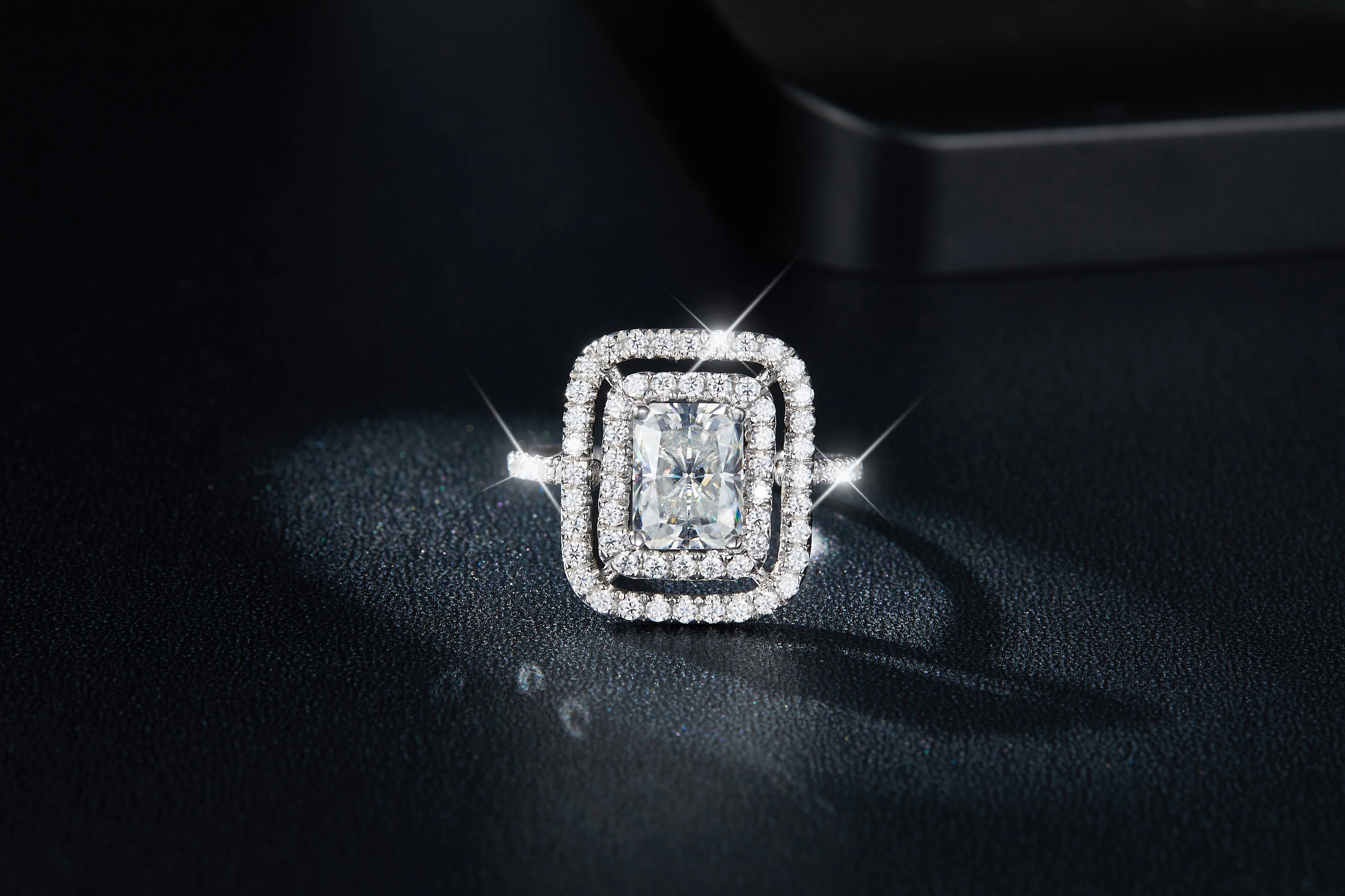 IE00202 2CT RADIANT CUT MOISSANITE DIAMOND RING IN STERLING SILVER - Image 3