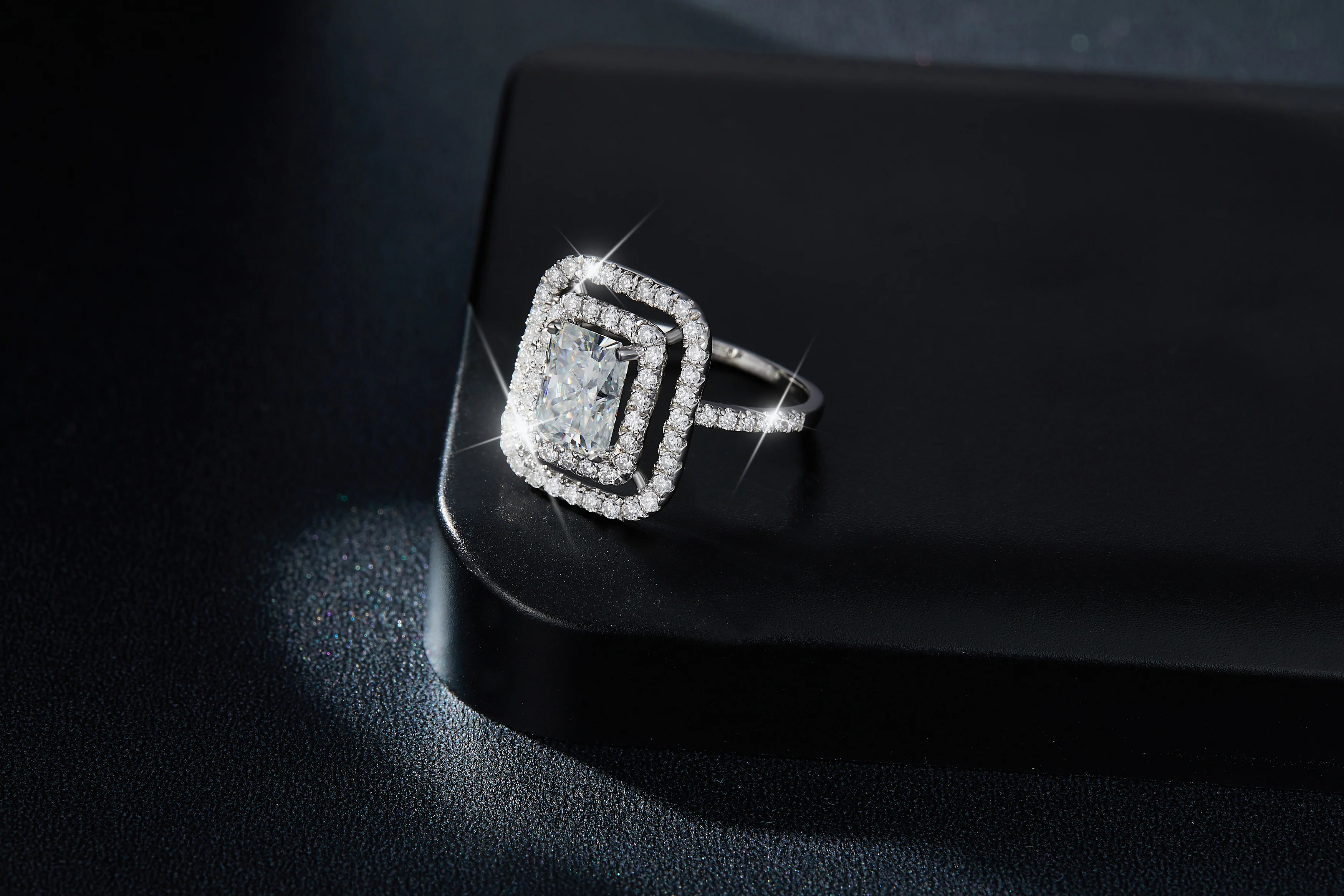 IE00202 2CT RADIANT CUT MOISSANITE DIAMOND RING IN STERLING SILVER - Image 4