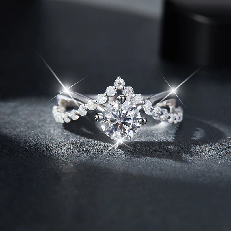 IE00215 ROUND CUT MOISSANITE ENGANGEMENT RING IN STERLING SILVER - Image 3