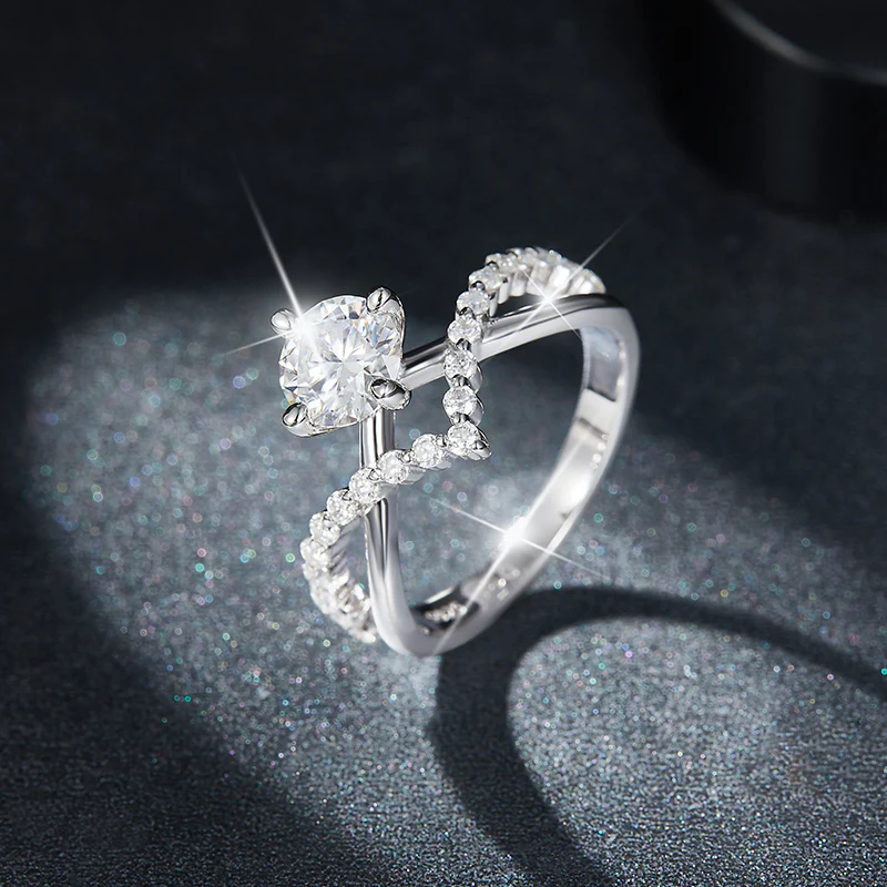 IE00215 ROUND CUT MOISSANITE ENGANGEMENT RING IN STERLING SILVER - Image 4