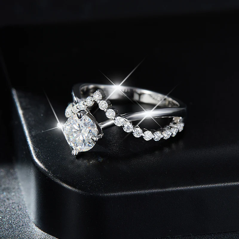 IE00215 ROUND CUT MOISSANITE ENGANGEMENT RING IN STERLING SILVER - Image 5