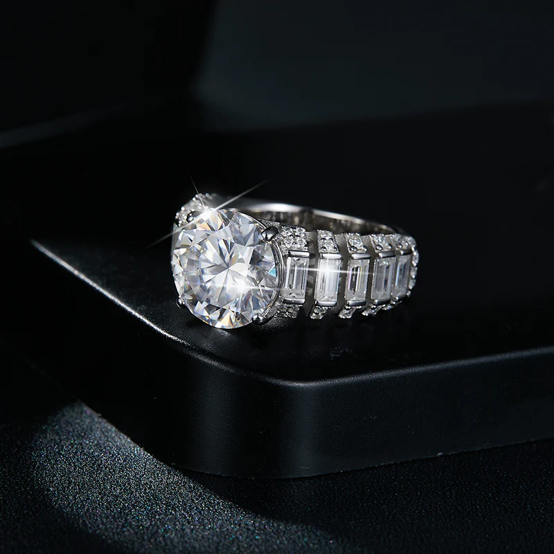 IE00219 5CT ROUND-BAGUETTE MOISSANITE DIAMOND RING IN STERLING SILVER - Image 3