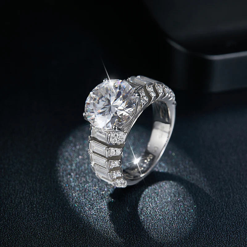 IE00219 5CT ROUND-BAGUETTE MOISSANITE DIAMOND RING IN STERLING SILVER - Image 4