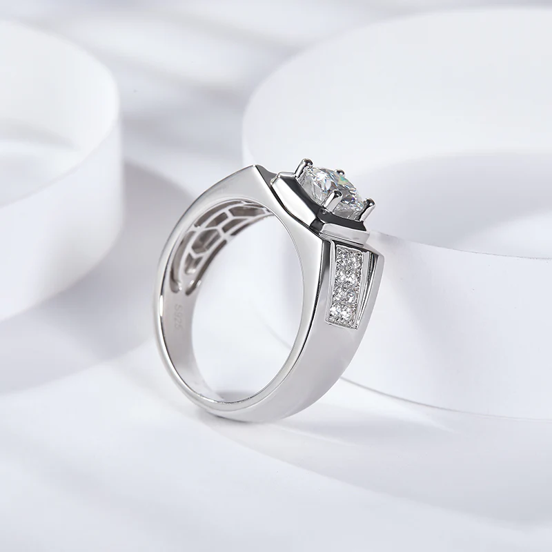 IE00231 1CT 6.5MM ROUND CUT MOISSANITE SIGNET RING IN STERLING SILVER - Image 4