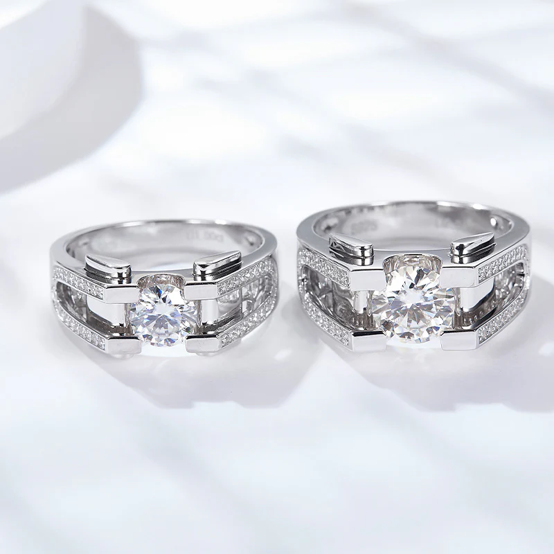 IE00232 6.5MM ROUND CUT MOISSANITE DIAMOND SIGNET RING IN STERLING SILVER - Image 4