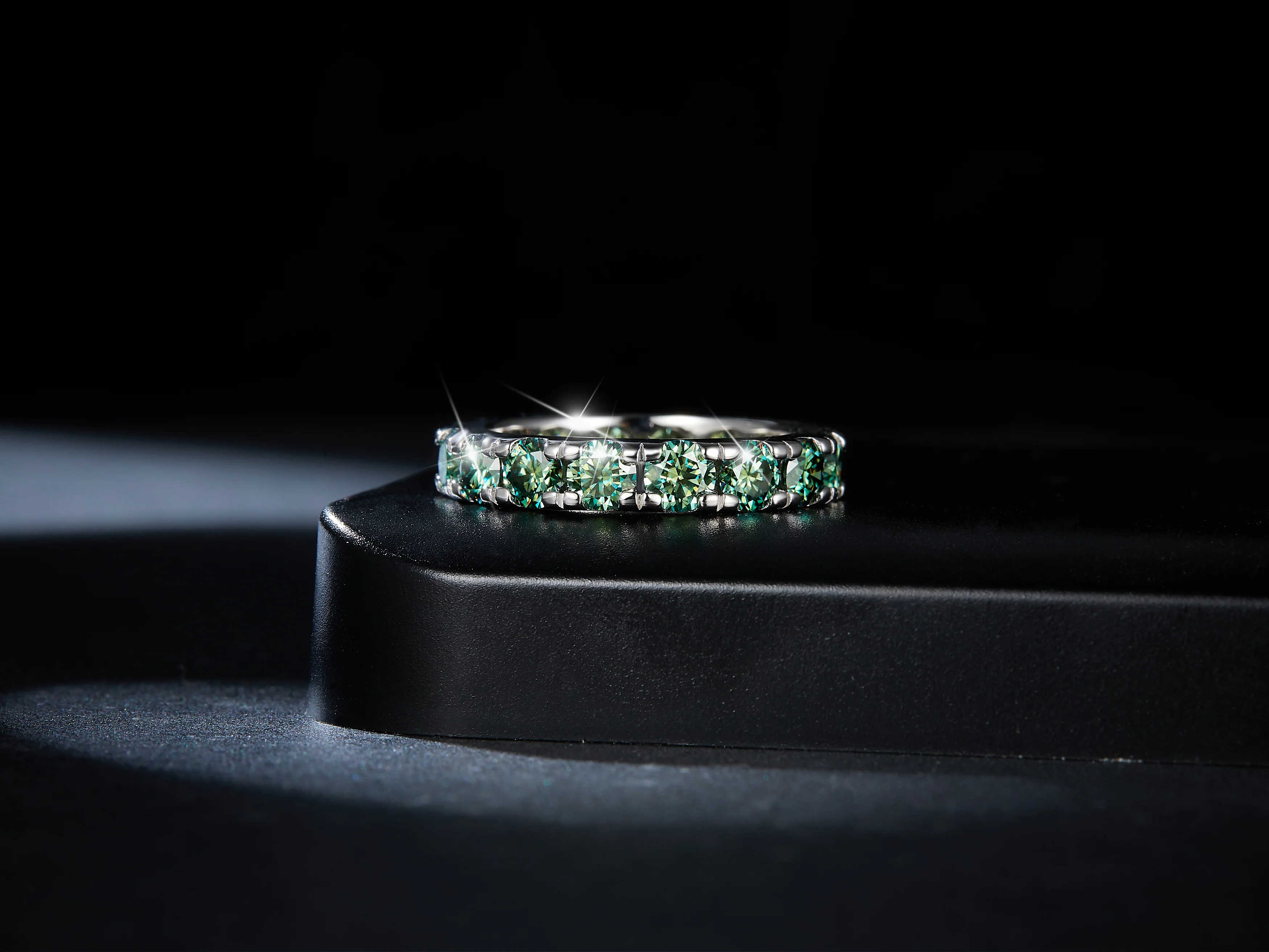IE00257 GREEN MOISSANITE RING IN STERLING SILVER - Image 2
