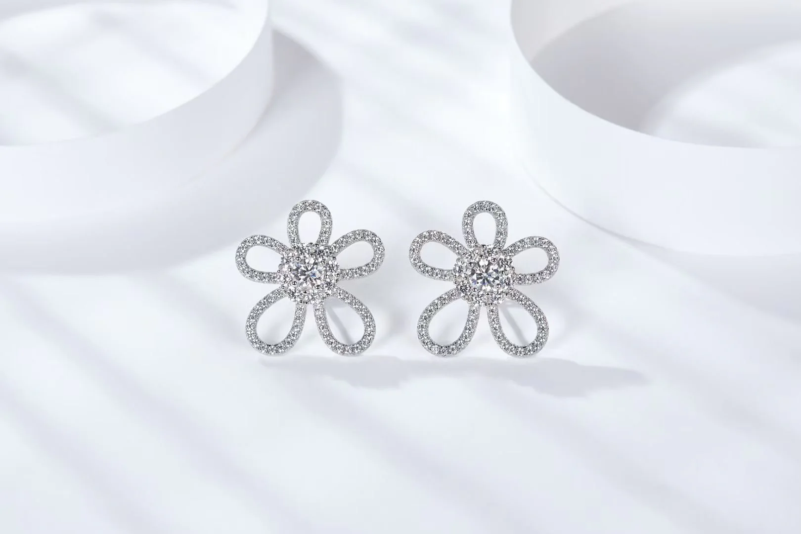 IE1030 MOISSANITE DIAMOND FLOWER STUD EARRINGS IN STERLING SILVER - Image 3