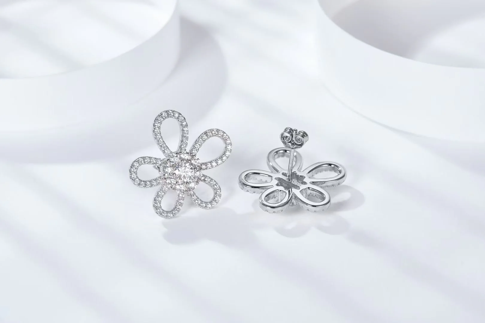 IE1030 MOISSANITE DIAMOND FLOWER STUD EARRINGS IN STERLING SILVER - Image 4
