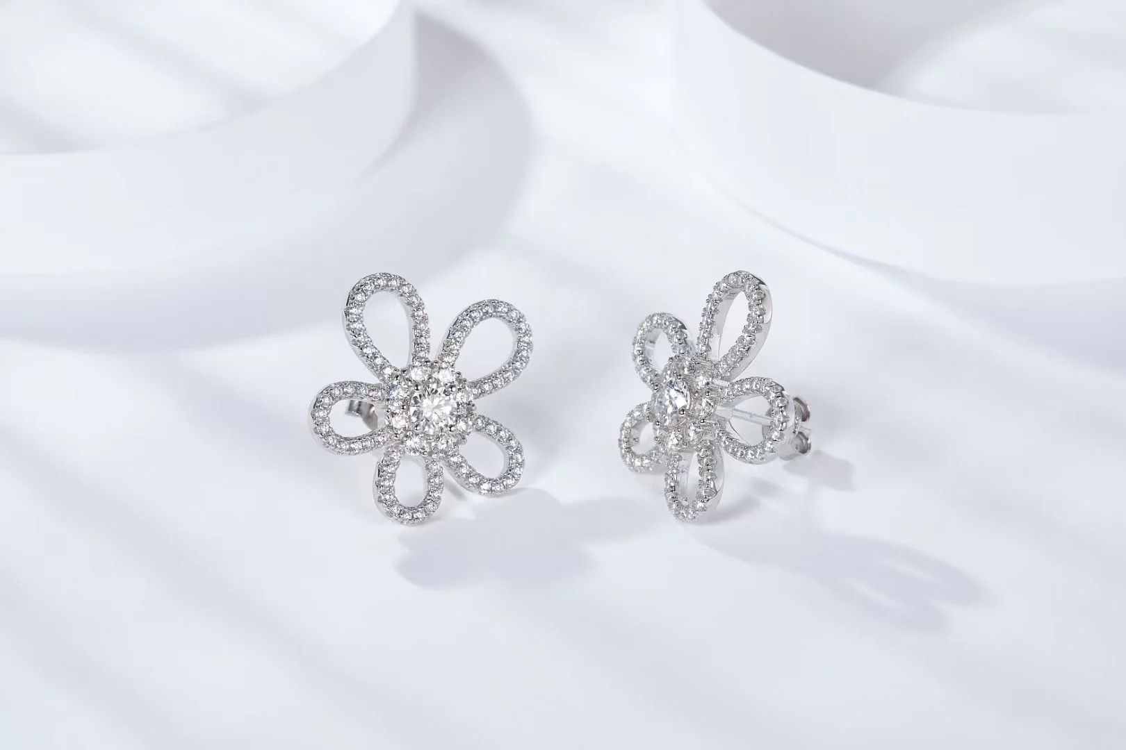 IE1030 MOISSANITE DIAMOND FLOWER STUD EARRINGS IN STERLING SILVER - Image 5