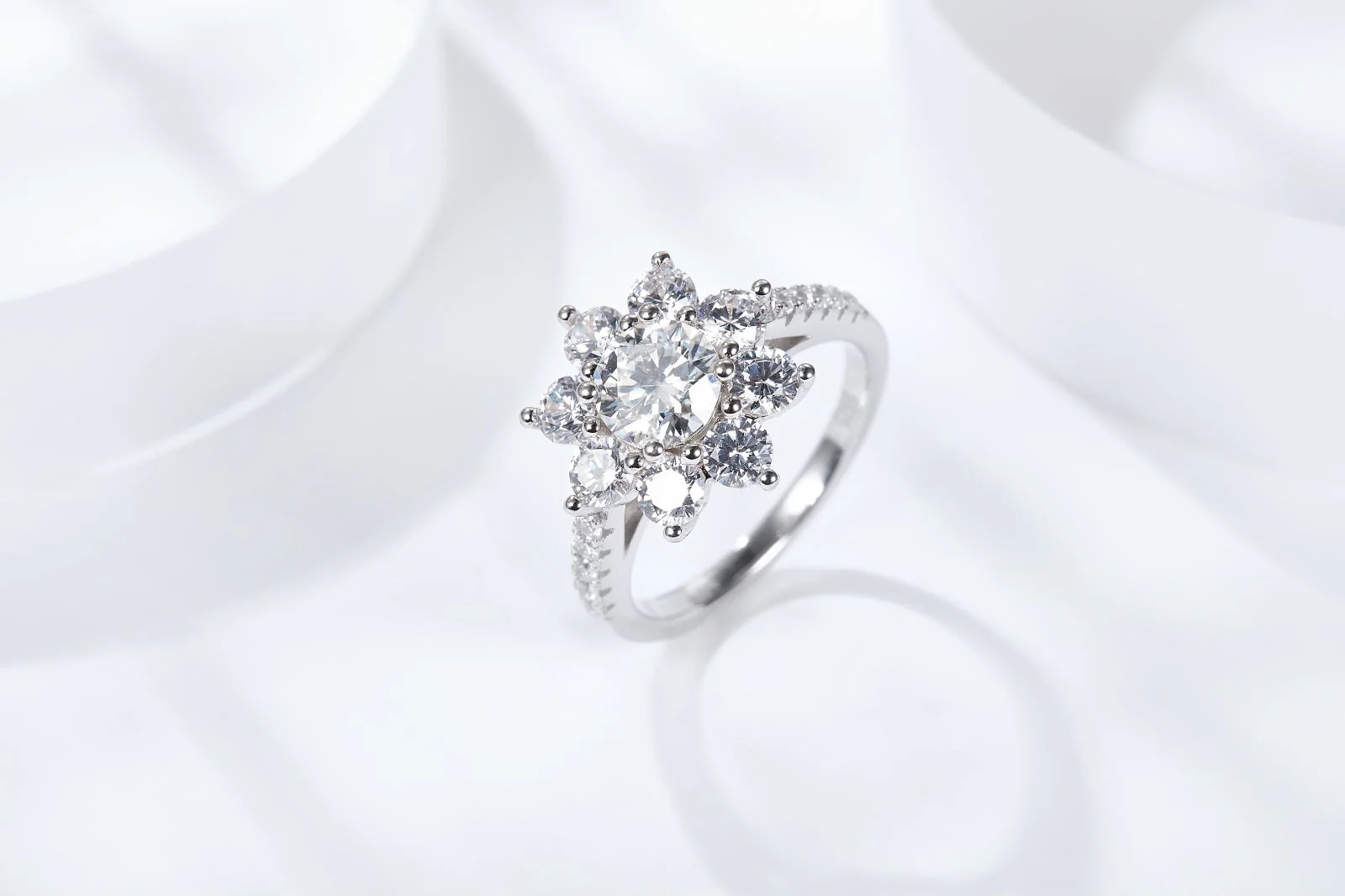 IE0035 6.5MM 1 CARAT FLOWER ROUND CUT MOISSANITE DIAMOND RING IN STERLING SILVER - Image 5