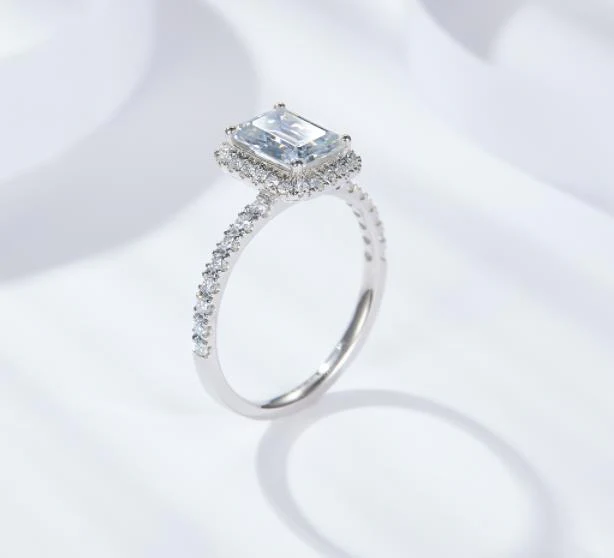 IE0055 1CT MOISSANITE EMERALD CUT RING IN STERLING SILVER - Image 4