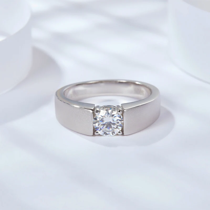 IE0065 6.5MM ROUND CUT MOISSANITE SIGNET RING IN STERLING SILVER - Image 3