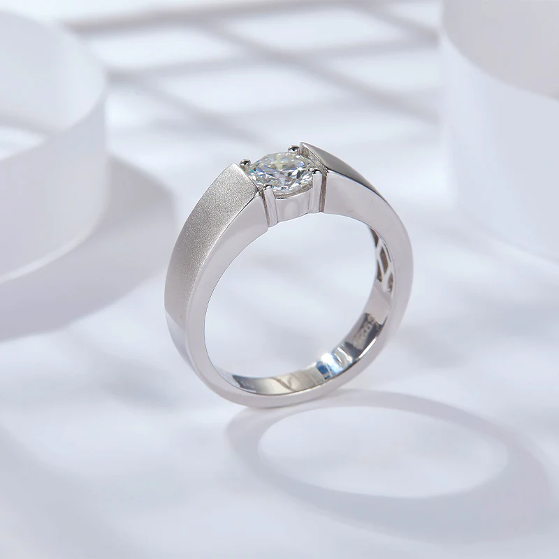 IE0065 6.5MM ROUND CUT MOISSANITE SIGNET RING IN STERLING SILVER - Image 4