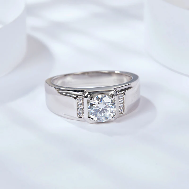 IE0069 6.5MM ROUND CUT MOISSANITE SIGNET RING IN STERLING SILVER - Image 4