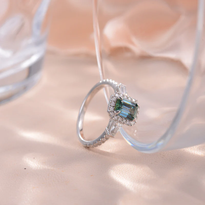 IE0083 1CT GREEN MOISSANITE EMERALD CUT RING IN STERLING SILVER - Image 3