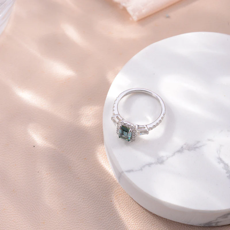 IE0083 1CT GREEN MOISSANITE EMERALD CUT RING IN STERLING SILVER - Image 4