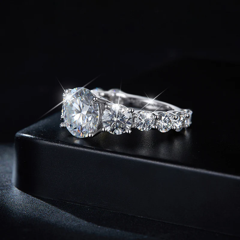 IE0124 ROUND CUT MOISSANITE ENGANGEMENT RING IN STERLING SILVER - Image 3