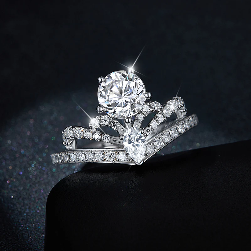 IE0146 1CT CROWN ROUND CUT MOISSANITE RING IN STERLING SILVER - Image 3