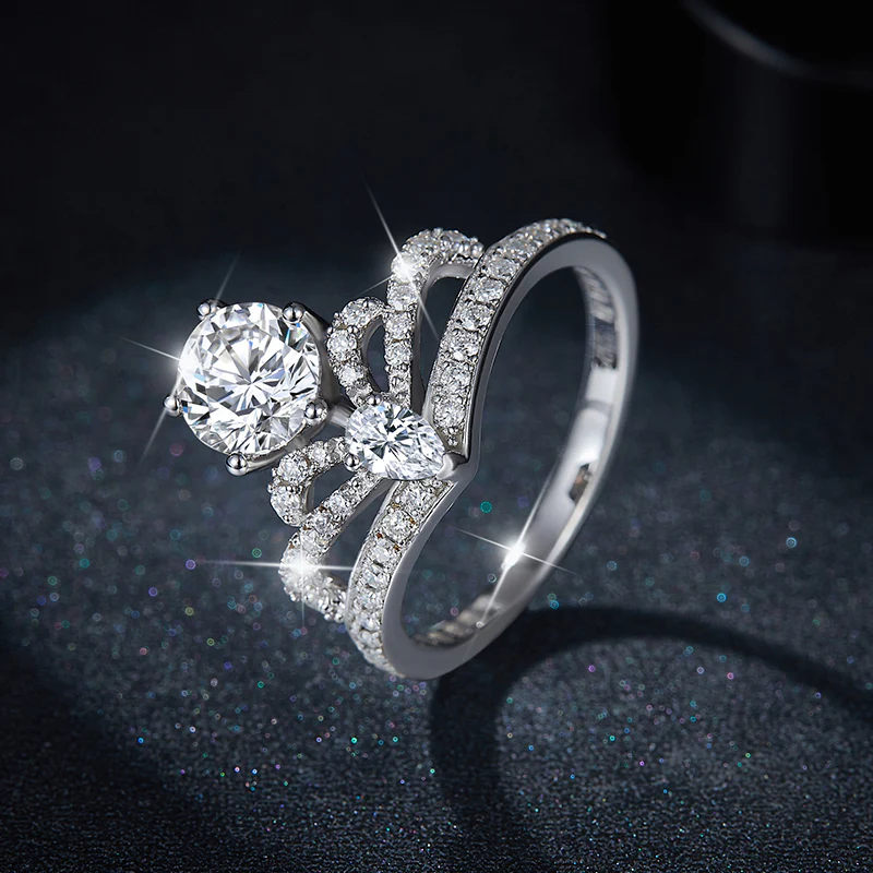 IE0146 1CT CROWN ROUND CUT MOISSANITE RING IN STERLING SILVER - Image 4