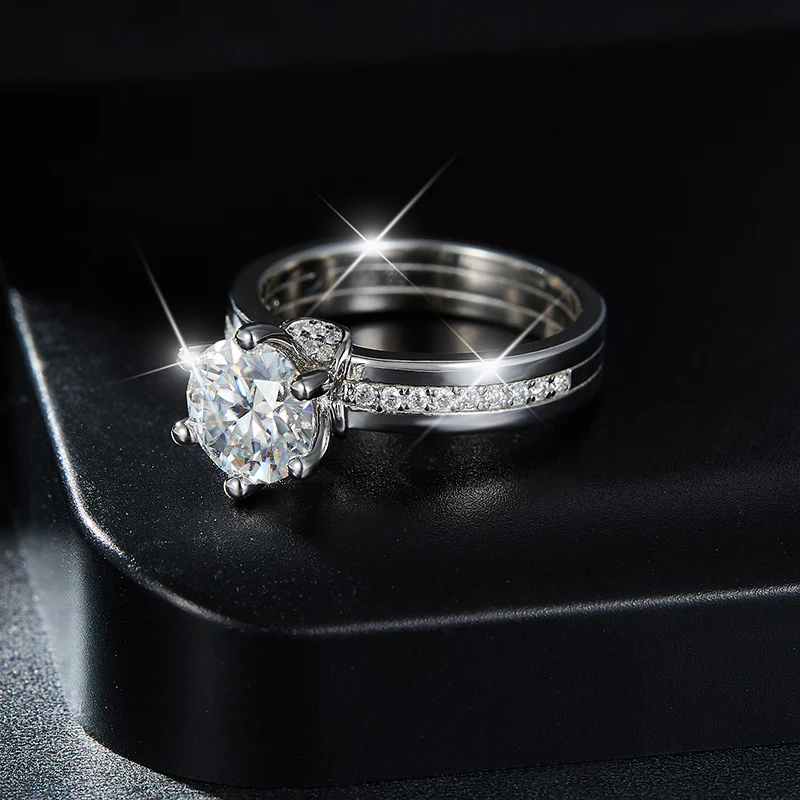 IE0227 2CT ROUND CUT MOISSANITE ENGAGEMENT RING IN STERLING SILVER - Image 4