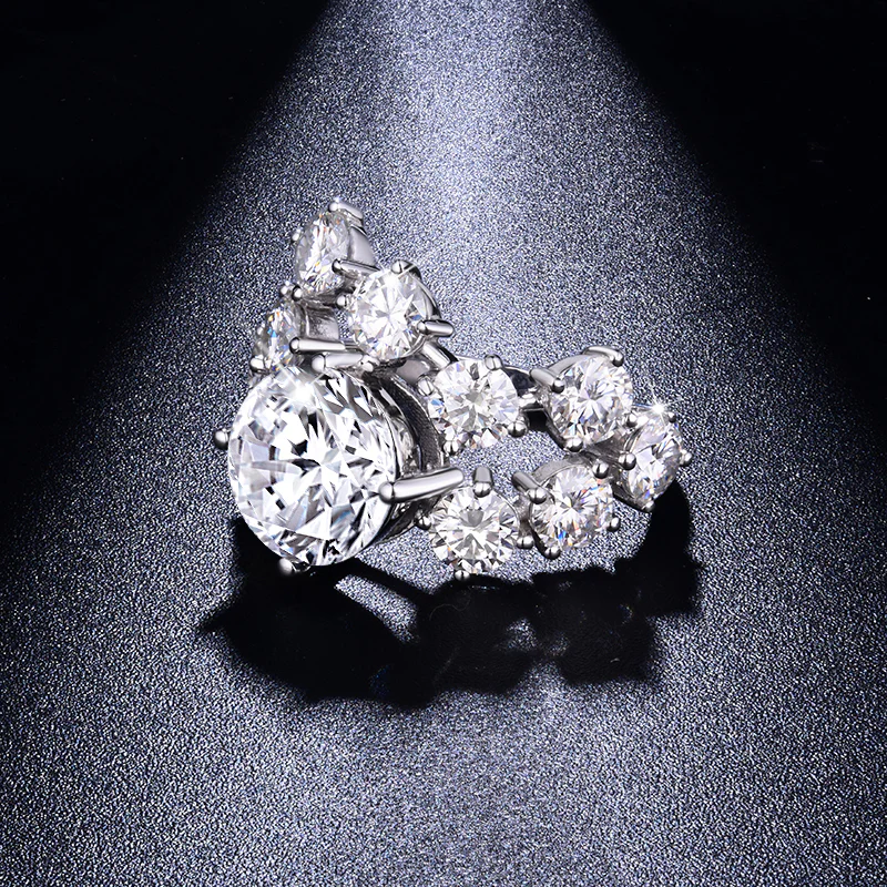 IE0297 ROUND CUT MOISSANITE LUXE ENGAGEMENT RING IN STERLING SILVER - Image 4