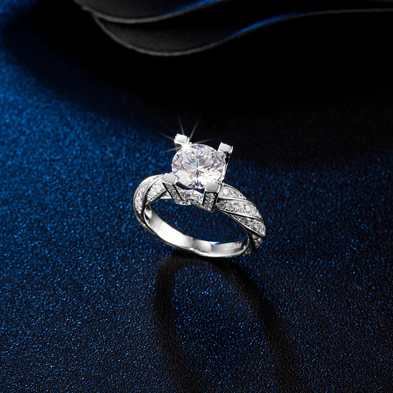 IE04745 1CT ROUND SWIRL MOISSANITE DIAMOND RING IN STERLING SILVER - Image 2
