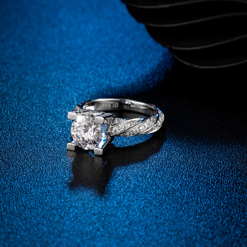 IE04745 1CT ROUND SWIRL MOISSANITE DIAMOND RING IN STERLING SILVER - Image 4