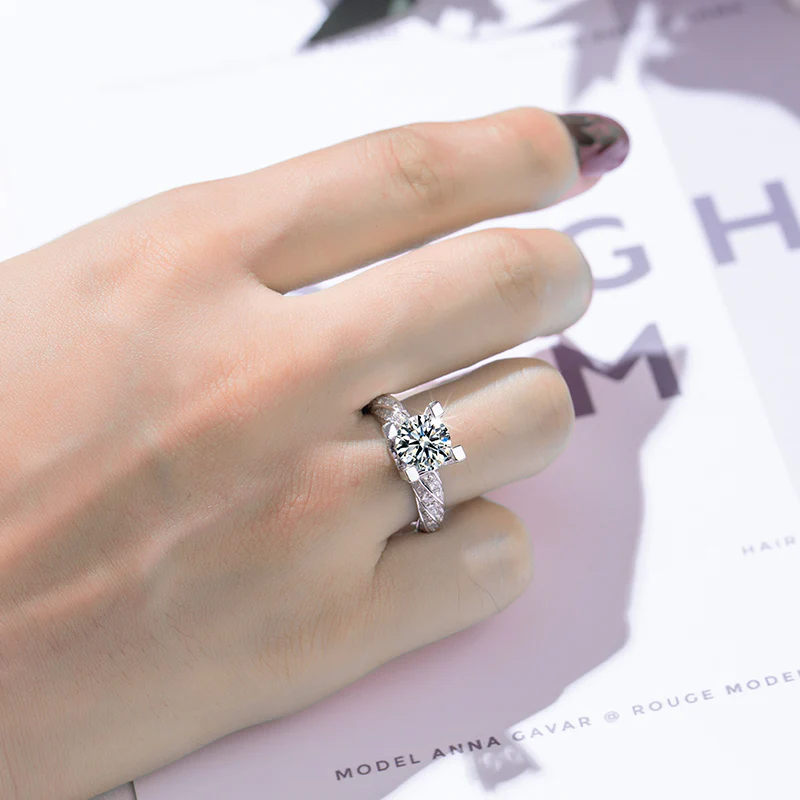 IE04745 1CT ROUND SWIRL MOISSANITE DIAMOND RING IN STERLING SILVER - Image 6
