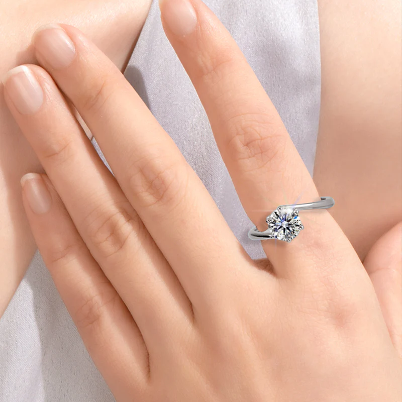 IE04951 1CT ROUND CUT MOISSANITE ENGAGEMENT RING IN STERLING SILVER - Image 2