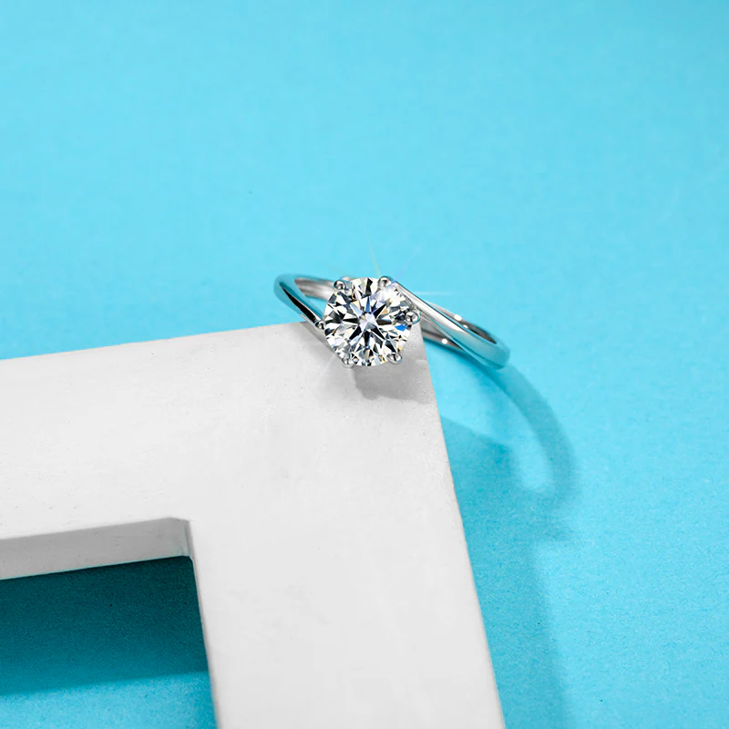 IE04951 1CT ROUND CUT MOISSANITE ENGAGEMENT RING IN STERLING SILVER - Image 3