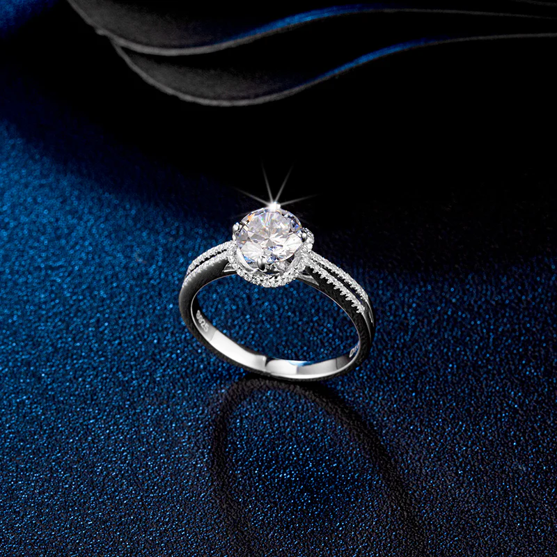 IE05229 1CT ROUND CUT SPLIT SHANK MOISSANITE RING IN STERLING SILVER - Image 2