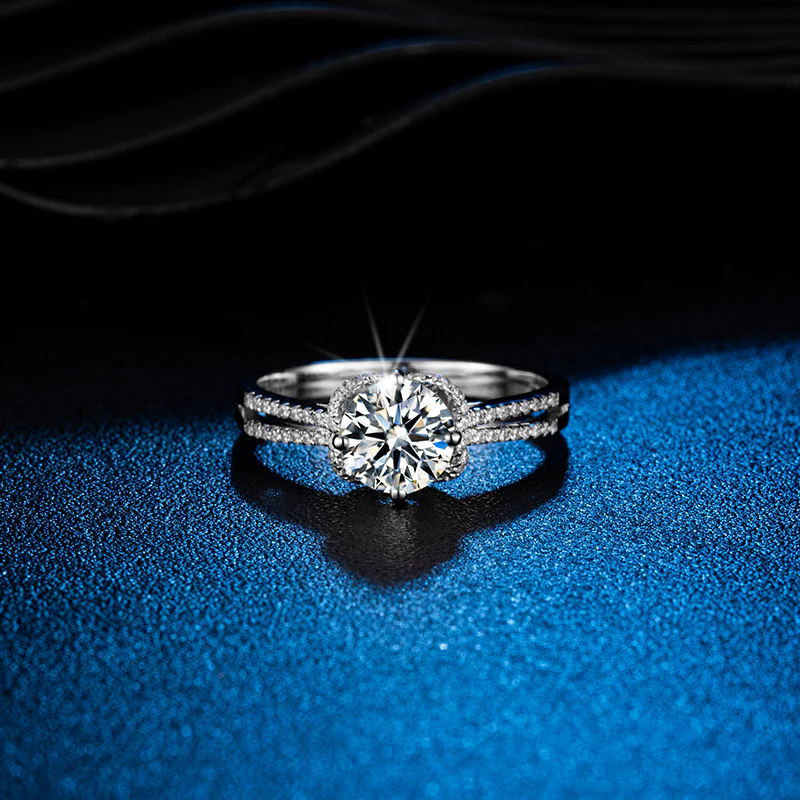 IE05229 1CT ROUND CUT SPLIT SHANK MOISSANITE RING IN STERLING SILVER - Image 4