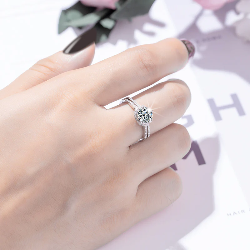 IE05229 1CT ROUND CUT SPLIT SHANK MOISSANITE RING IN STERLING SILVER - Image 5