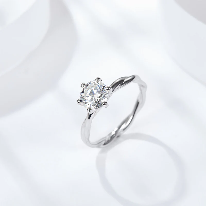 IE1017 1CT ROUND CUT TWISTED SHANK MOISSANITE RING IN STERLING SILVER - Image 4
