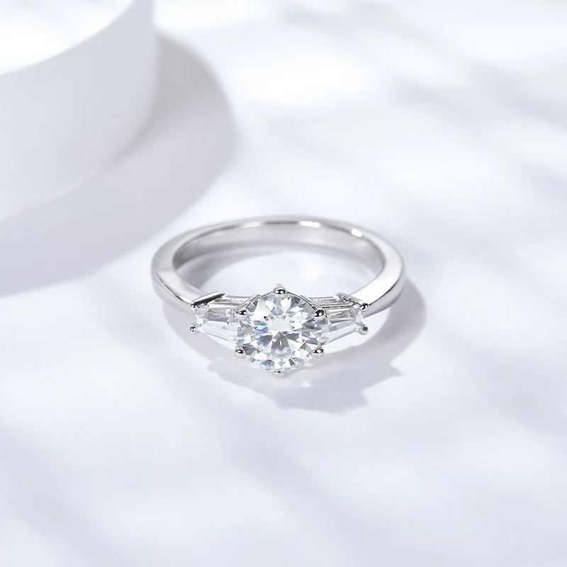 IE1028 1CT OR 2CT ROUND BAGUETTE MOISSANITE RING IN STERLING SILVER - Image 3