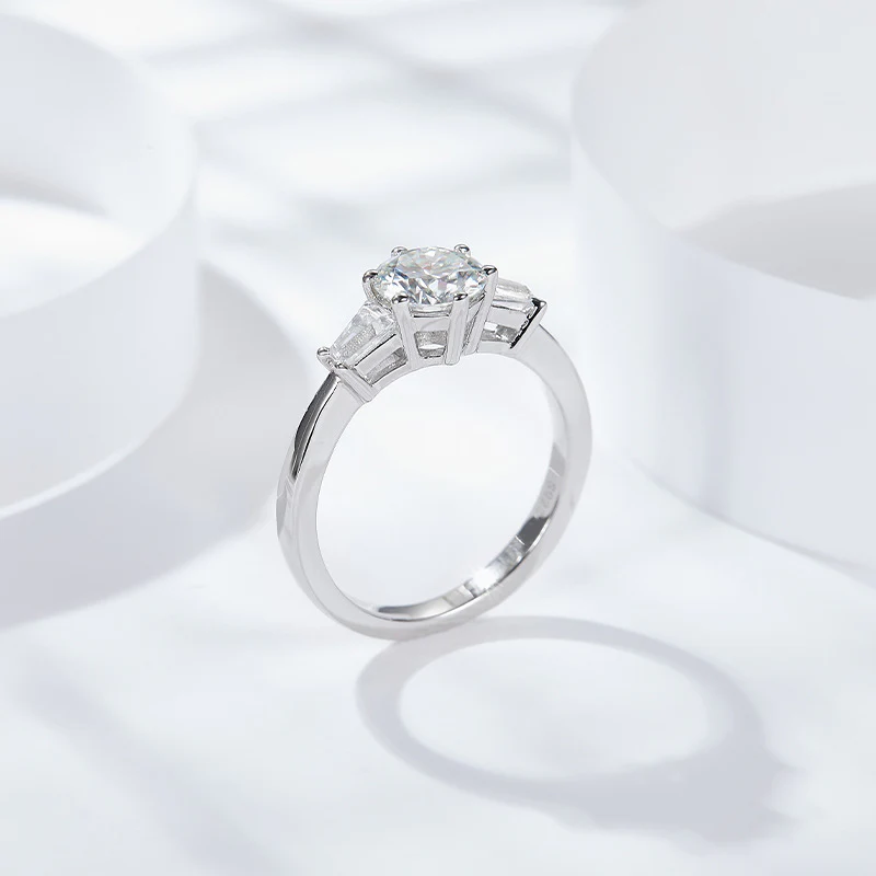 IE1028 1CT OR 2CT ROUND BAGUETTE MOISSANITE RING IN STERLING SILVER - Image 5