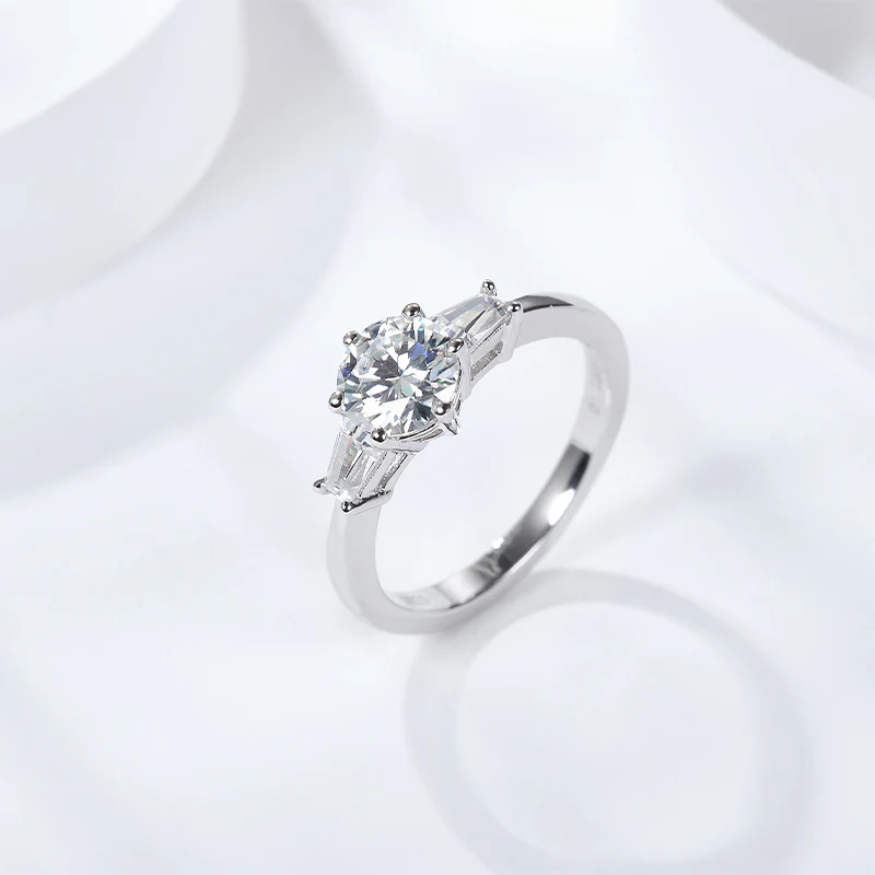 IE1028 1CT OR 2CT ROUND BAGUETTE MOISSANITE RING IN STERLING SILVER - Image 6