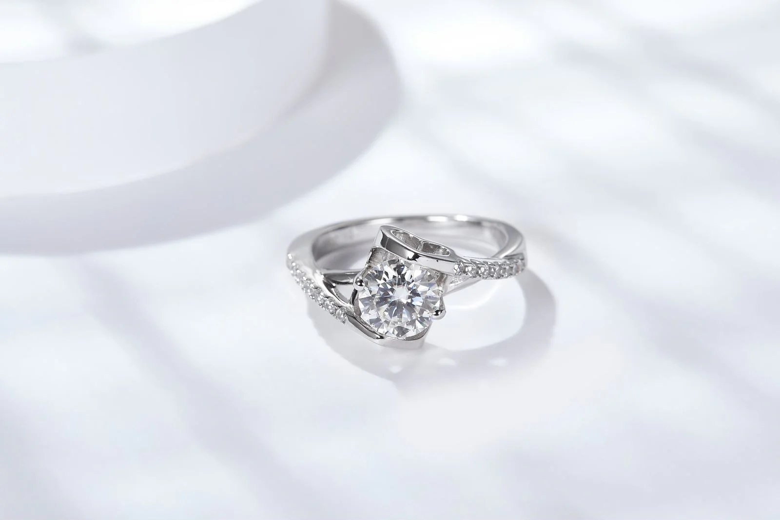 IE223 6.5MM ROUND CUT MOISSANITE DIAMOND RING IN STERLING SILVER - Image 3